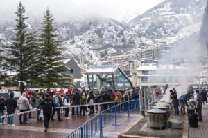 Gente haciendo fila para recibir vianda en Canillo durante Sant Antoni