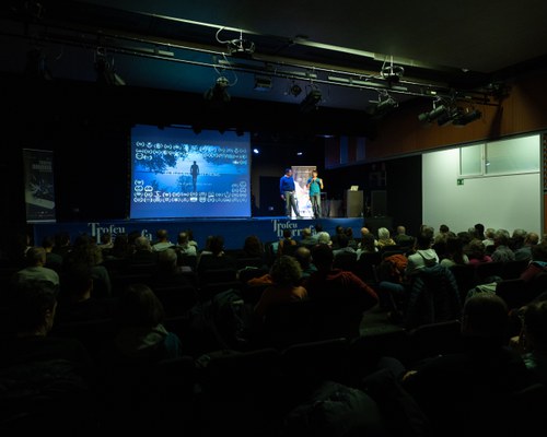 Proyección del documental sobre el río Mekong en un evento de cine de montaña.