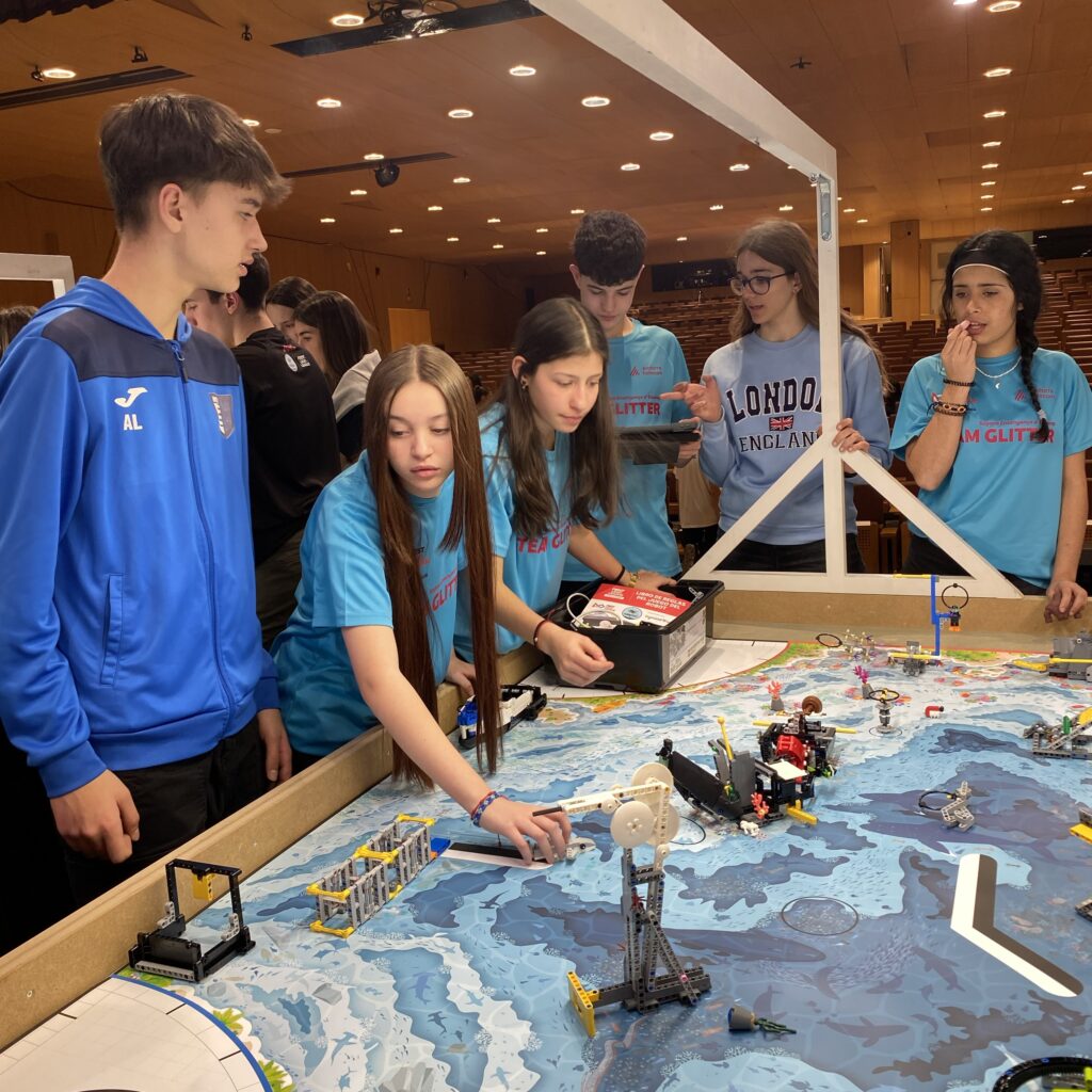 Jóvenes participando en la competencia de robótica First Lego League en Andorra.