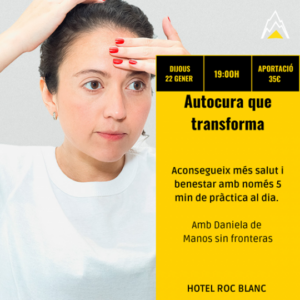 Mujer realizando una práctica de autocura en una charla sobre bienestar