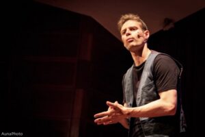 David Murias durante la conferencia sobre bienestar personal en Andorra