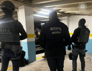 Policía de Andorra en acción durante la detención de fugitivos franceses.