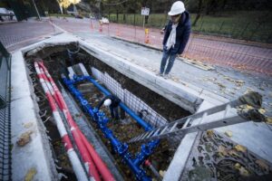 Trabajadores reparando una fuga de agua en Andorra la Vella
