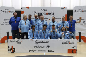 Equipo MoraBanc Andorra celebrando en la Copa Campeones con medallas