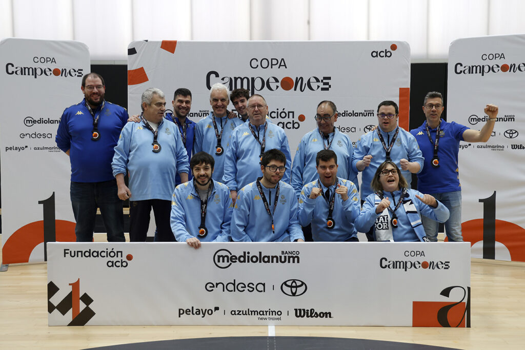 Equipo MoraBanc Andorra celebrando en la Copa Campeones con medallas