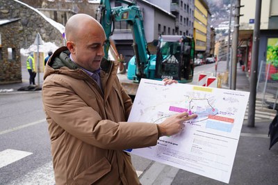Hombre mostrando un plano de las obras de remodelación en Encamp
