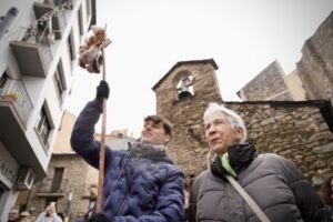 Personas celebrando el reparto de escudella en Encamp durante la fiesta de Sant Antoni