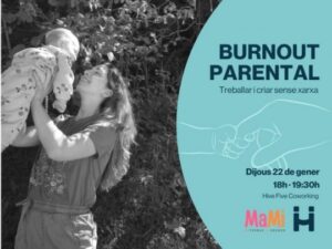 Mujer sosteniendo a un bebé en un entorno natural