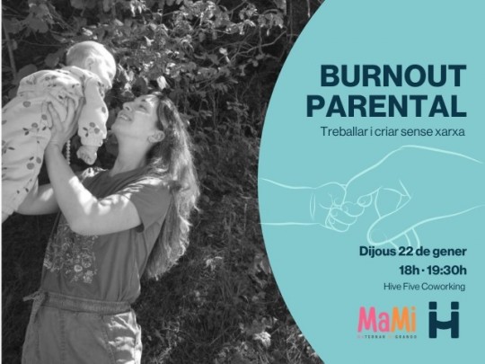 Mujer sosteniendo a un bebé en un entorno natural