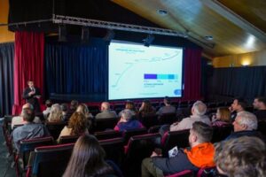 Reunión informativa sobre la remodelación de la avenida Joan Martí con asistentes