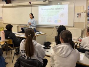 Estudiantes del MIT en una clase en Andorra durante su estancia educativa.