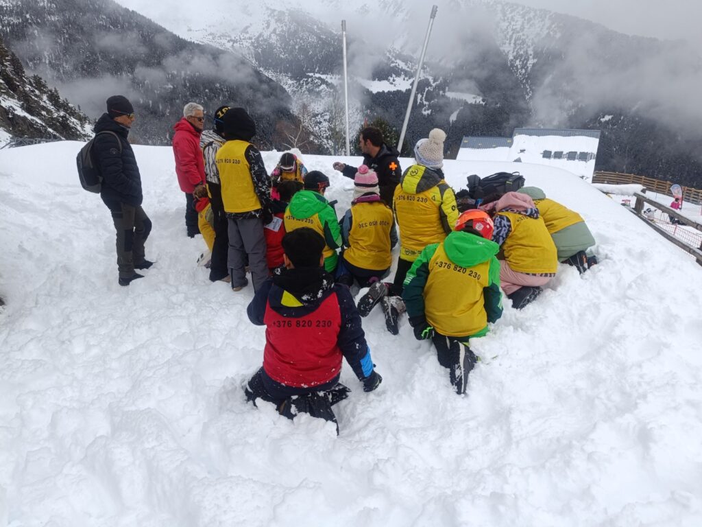 Estudiantes en un taller práctico sobre nivología y avalanchas en la nieve.