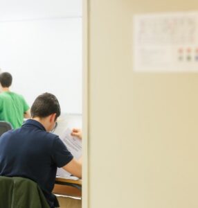 Estudiantes realizando exámenes de Batxillerat Profesional en un aula.