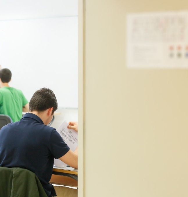 Estudiantes realizando exámenes de Batxillerat Profesional en un aula.
