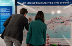 Personas interactuando con un mapa en una exposición sobre ciudades sostenibles