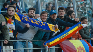 Aficionados del FC Andorra animando con bufandas en un partido