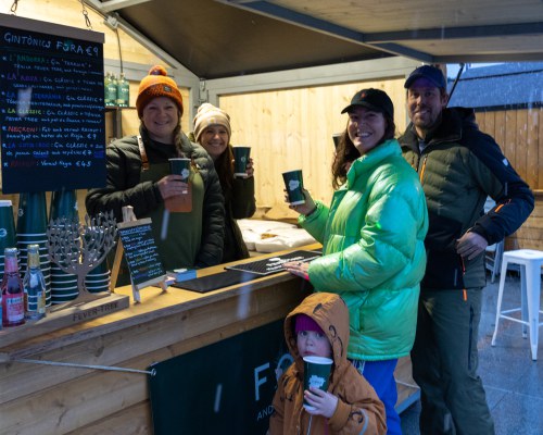 Grupo de personas disfrutando en el bar del après-ski en Ordino