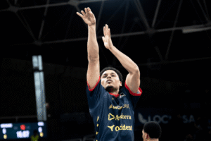 Xavier Castañeda lanzando a canasta durante un partido de baloncesto