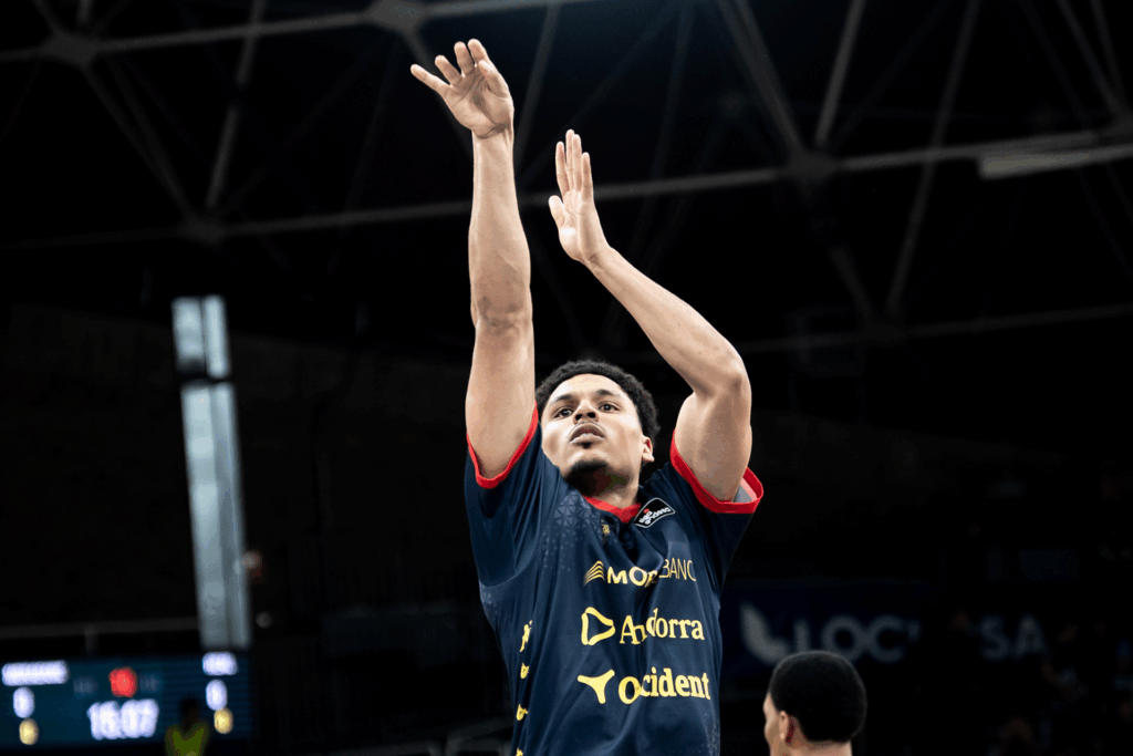 Xavier Castañeda lanzando a canasta durante un partido de baloncesto
