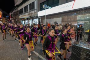 Grupo de jóvenes en la rua de Carnestoltes 2026 en Andorra