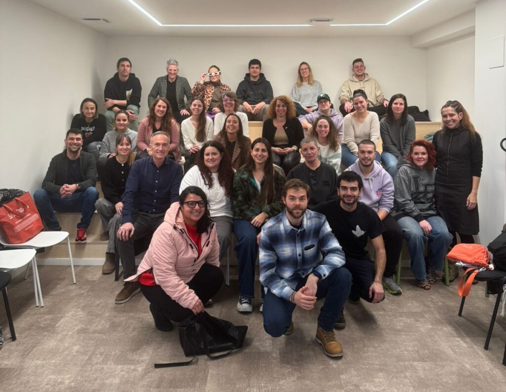 Grupo de profesionales en formación sobre alfabetización digital y pensamiento crítico.