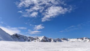 Vista panorámica de montañas nevadas bajo un cielo azul