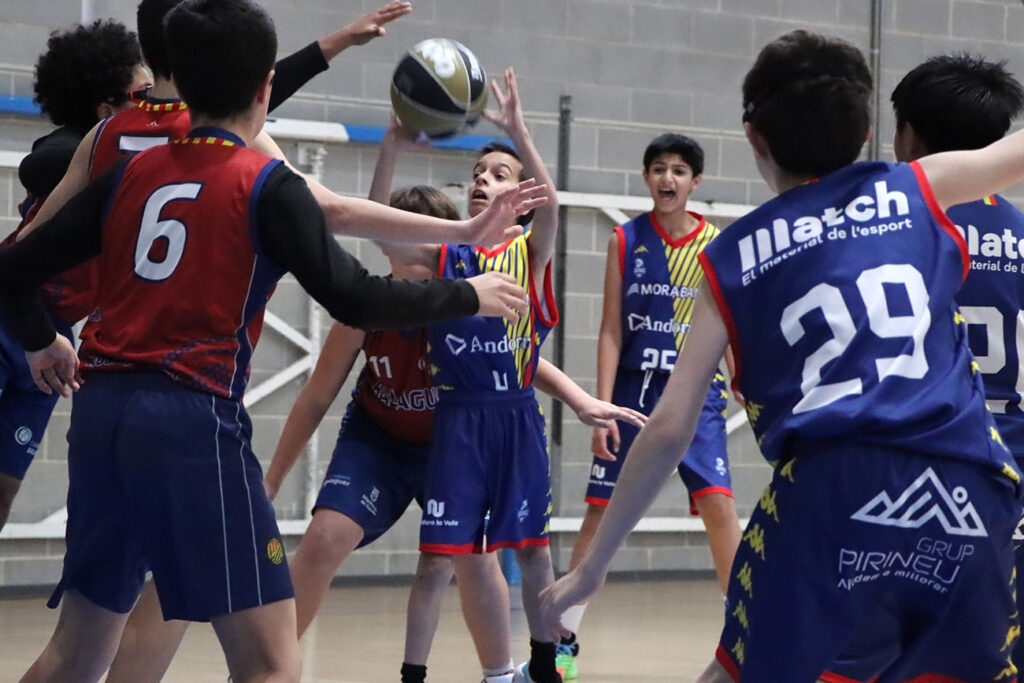 Jugadores del Mini Groc Grup Pirineu celebrando una victoria en un partido de baloncesto