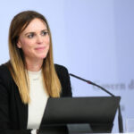 Mujer presentando un programa para la igualdad de género en Andorra