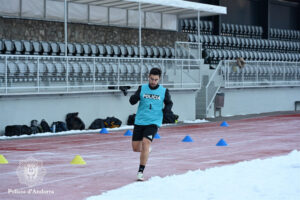 Aspirante a policía realizando ejercicios físicos en el estadio comunal de Andorra