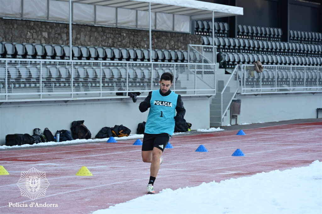 Aspirante a policía realizando ejercicios físicos en el estadio comunal de Andorra