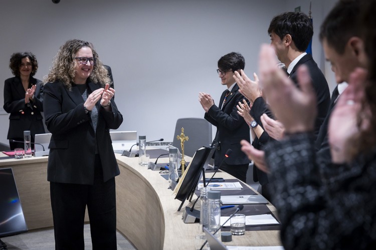 Montse Altimir Coll recibiendo aplausos en la sesión del Consell de Comú