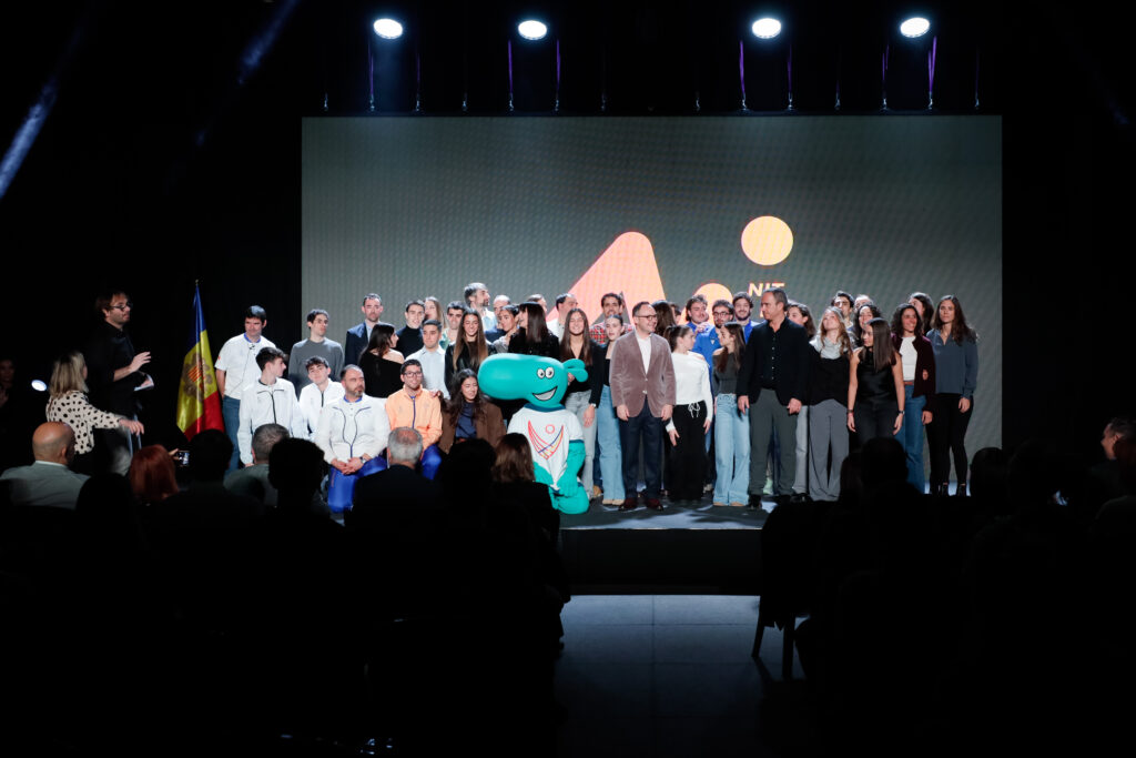 Grupo de personas en un evento sobre subvenciones deportivas