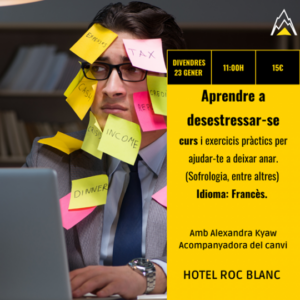 Hombre estresado con notas adhesivas en la cara y computadora