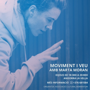 Mujer en clase de movimiento y voz en Andorra