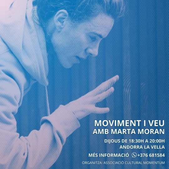 Mujer en clase de movimiento y voz en Andorra