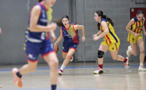 Jugadoras del Infantil Femenino Núria Tintoreries en un partido de baloncesto