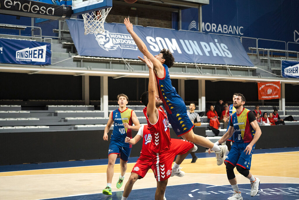 Jugadores del BC MoraBanc Andorra compitiendo en un partido de baloncesto.