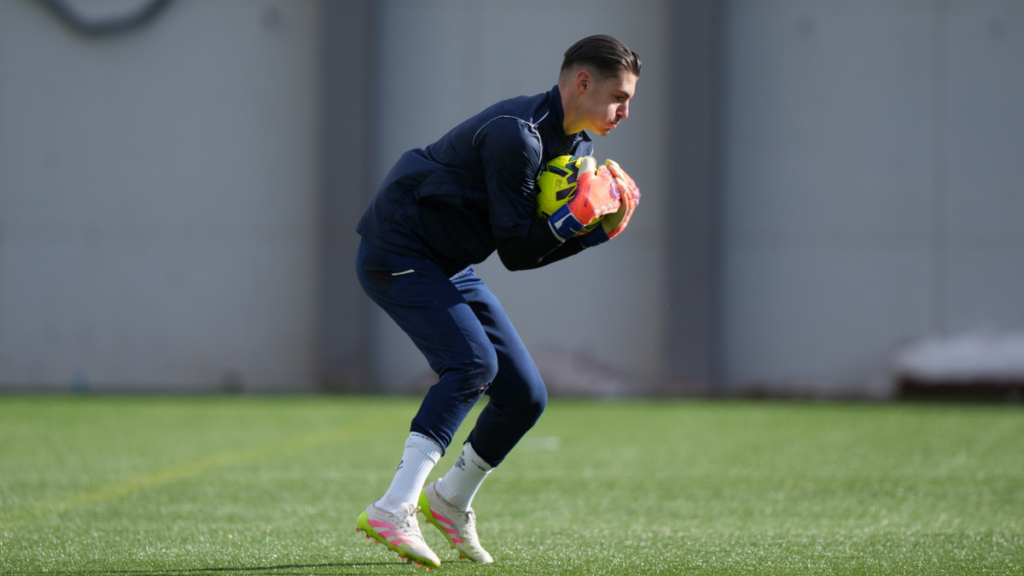 Áron Yaakobishvili entrenando como portero en el campo de fútbol