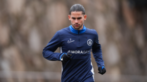 Álex Calvo entrenando mientras se recupera de una lesión en la rodilla