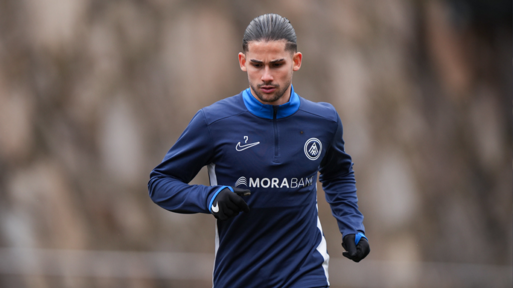 Álex Calvo entrenando mientras se recupera de una lesión en la rodilla