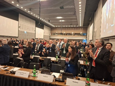 Delegación de Andorra aplaudiendo en la Asamblea Parlamentaria de la OSCE en Viena