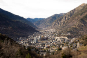 Vista panorámica de Andorra con montañas y edificios