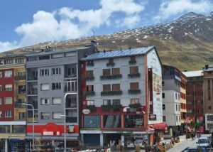 Edificios en Andorra con montañas al fondo y cielo nublado