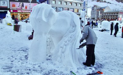 Escultor trabajando en una escultura de nieve en El Pas de la Casa.
