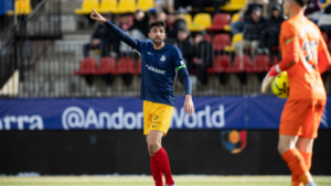 Édgar González en un partido, señalando durante el juego.