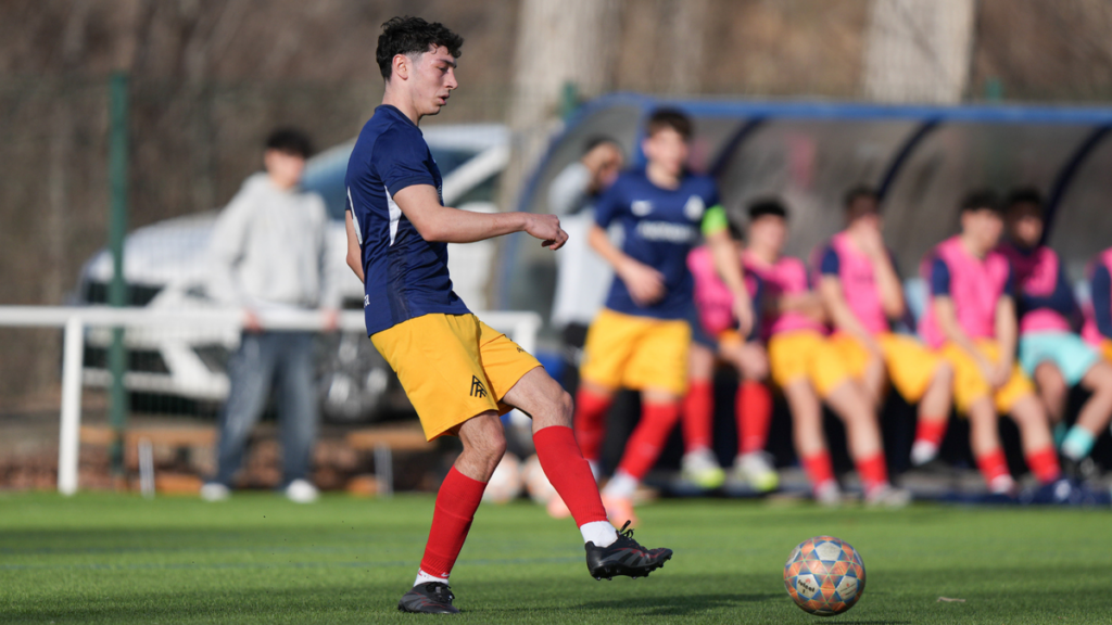 Jugador del Juvenil en acción durante un partido de fútbol