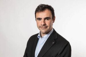 Retrato de un emprendedor en Andorra con fondo blanco