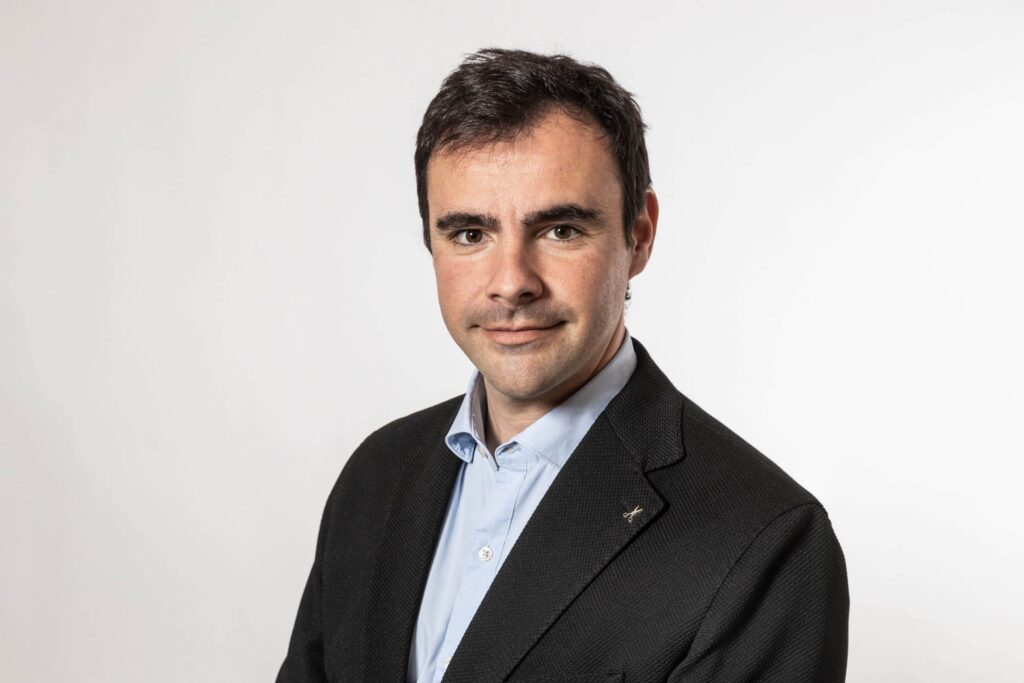 Retrato de un emprendedor en Andorra con fondo blanco