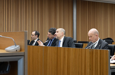 Reunión interparlamentaria entre Andorra y San Marino con participantes en mesa de trabajo.