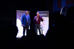 Dos presentadores en una sesión de cine sobre esquí nórdico en la ACCO